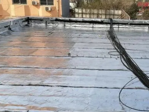 屯溪卫生间漏水维修公司分享下屯溪屋面楼顶防水刚性防水层施工要点。